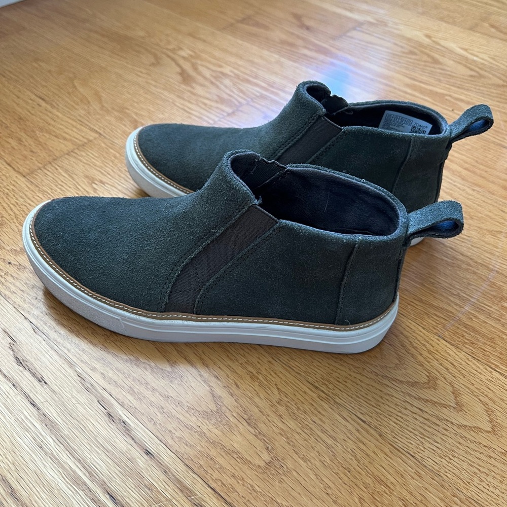 Tom’s Dark Green Suede Slip-On Sneakers